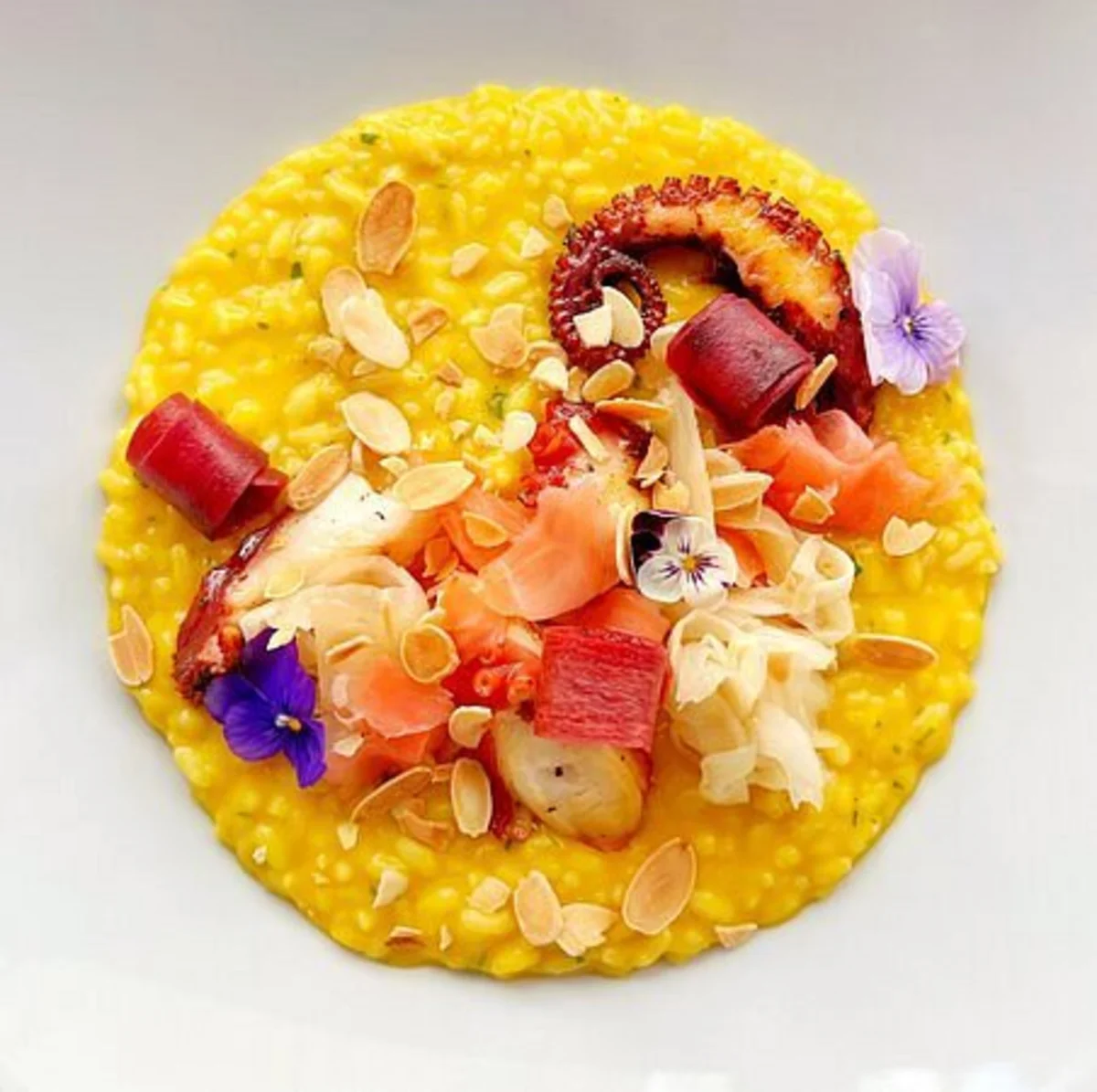 Dopo il post e i consigli di ieri, rimetto in vendita con prezzo adeguato  Pista Polistil Carlos Reutemann 1:32 con cartone danneggiato, ruote  anteriori con polistirolo attaccato, 1-2 guard-rail con piccoli danni,, image size:1200x1195