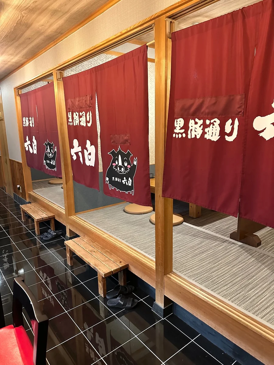 黒豚通り六白 大村店