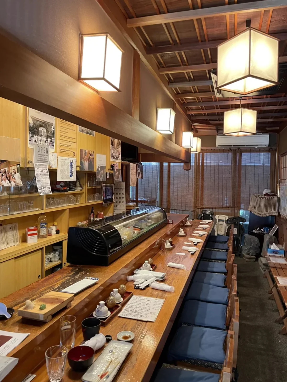 寿し寅 金沢駅前の店内雰囲気