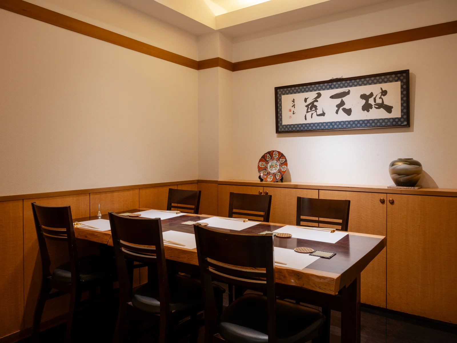 鮨 赤酢 はなやまの内観