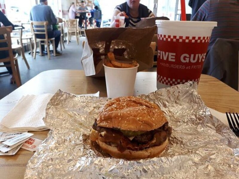 ファイブ・ガイズの予約 | カナダ、ケベック州ブロサード